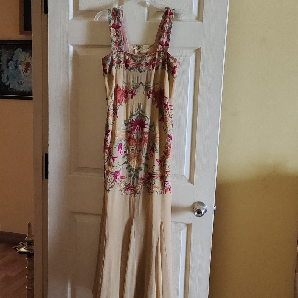 Long chiffon silk strappy beautiful  hand silk lined embroidery. - Picture 4 of 12